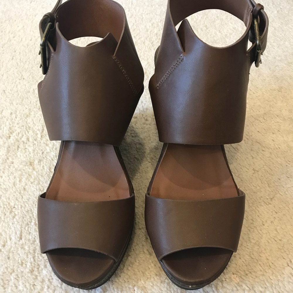 Brown Wedge sandals!